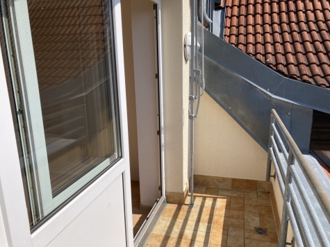 Vermietete 2-R.-DG-Whg., Loggia + TG-Stpl. + Aufzug! Laminat bzw. Fliesen, Nähe Zwickauer Mulde! - Balkon (4141)