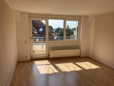 Vermietete 2-R.-DG-Whg., Loggia + TG-Stpl. + Aufzug! Laminat bzw. Fliesen, Nähe Zwickauer Mulde! - Wohnzimmer, Zugang Balkon (4137)