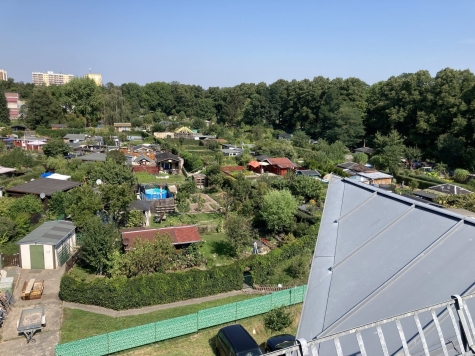 Vermietete 2-R.-DG-Whg., Loggia + TG-Stpl. + Aufzug! Laminat bzw. Fliesen, Nähe Zwickauer Mulde! - Ausblick Schlafzimmer (4146)