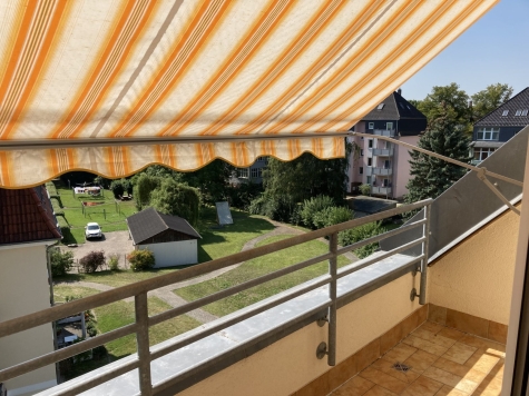 Vermietete 2-R.-DG-Whg., Loggia + TG-Stpl. + Aufzug! Laminat bzw. Fliesen, Nähe Zwickauer Mulde! - Balkon, Blick ins Grüne (4139)