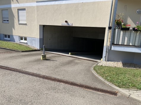 Vermietete 2-R.-DG-Whg., Loggia + TG-Stpl. + Aufzug! Laminat bzw. Fliesen, Nähe Zwickauer Mulde! - Zufahrt Tiefgarage (4153)