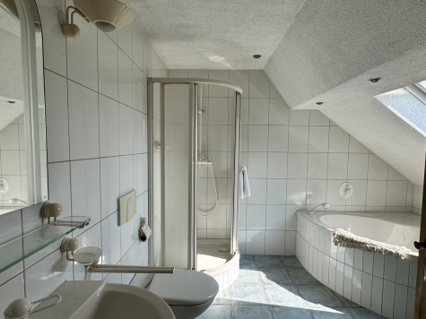 Wohnungspaket – 2 Wohnungen, davon 1 WE vermietet, mit Garage in ruhiger Lage! Nähe VW Mosel! - Badezimmer DG (1972)