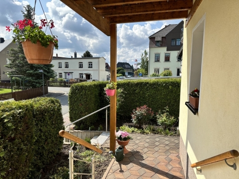 Wohnungspaket – 2 Wohnungen, davon 1 WE vermietet, mit Garage in ruhiger Lage! Nähe VW Mosel! - Zugang Haus (1967)