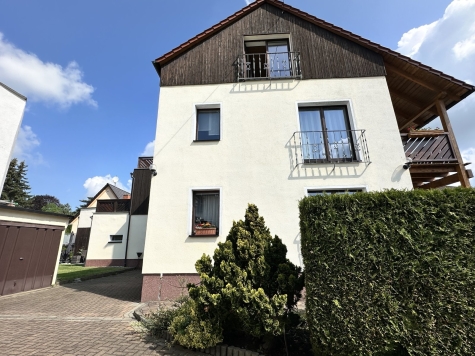 Wohnungspaket – 2 Wohnungen, davon 1 WE vermietet, mit Garage in ruhiger Lage! Nähe VW Mosel! - Zufahrt Garage (1966)