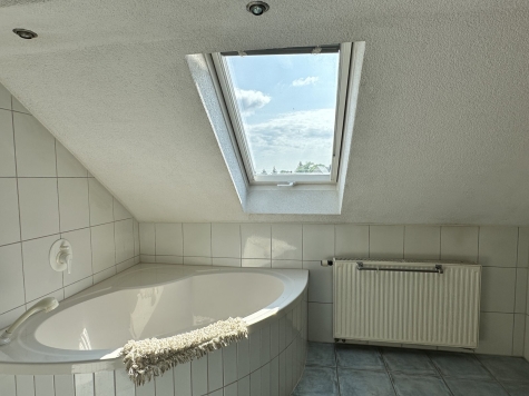 Wohnungspaket – 2 Wohnungen, davon 1 WE vermietet, mit Garage in ruhiger Lage! Nähe VW Mosel! - Badezimmer DG (1973)