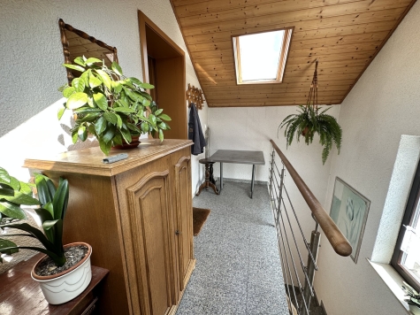 Wohnungspaket – 2 Wohnungen, davon 1 WE vermietet, mit Garage in ruhiger Lage! Nähe VW Mosel! - Treppenhaus DG (1970)