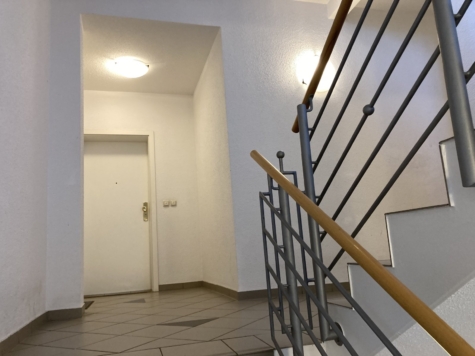 Ab 1.1.27! Helle 1-Raumwohnung mit EBK in Marienthal – Nähe HBK - Treppenhaus (13400)