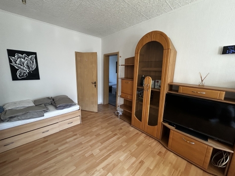 Helle 3-Raumwhg. mit Loggia und EBK in Zwickau-Mosel! - helles Wohnzimmer (6320)