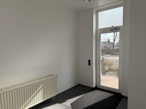 Zentrumsnahe Gewerbeeinheit mit zwei Stellplätzen in Freiberg! - Eingang Straße (6615)