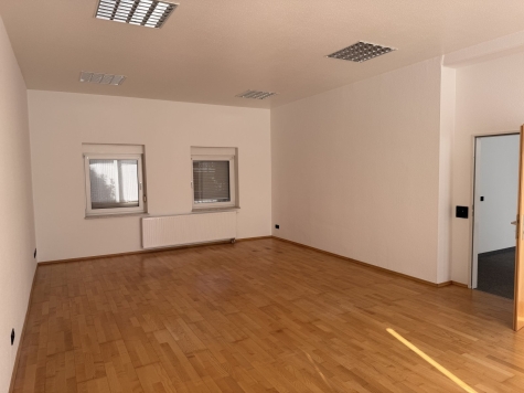 Zentrumsnahe Gewerbeeinheit mit zwei Stellplätzen in Freiberg! - Bürofläche 2 (6620)