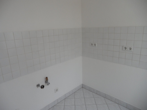 Helle, zentrumsnahe 3-Raumwohnung mit Balkon! - Küche mit Fenster (12031)