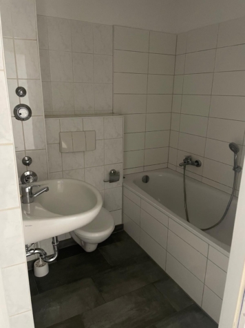 Helle, zentrumsnahe 3-Raumwohnung mit Balkon! - Bad mit Wanne (12032)