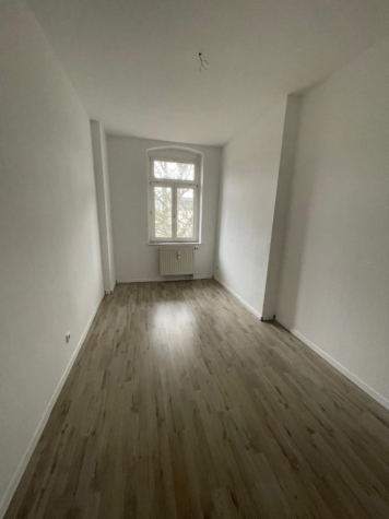 Helle, zentrumsnahe 3-Raumwohnung mit Balkon! - Schlafzimmer (12028)