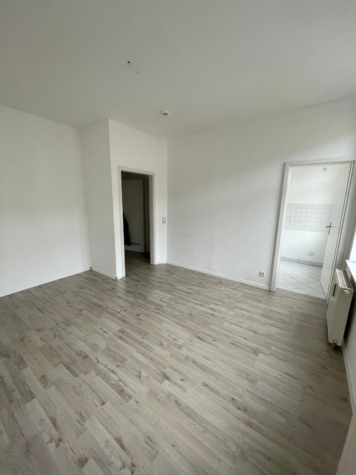 Helle, zentrumsnahe 3-Raumwohnung mit Balkon! - helles Wohnzimmer (12030)