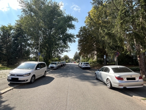 Großzügige 4-Raum-Whg. mit Balkon, Dachterrasse, Whirlpool-Wanne und Tageslichtbad! Vermietet! - Straße zum Parken (3449)