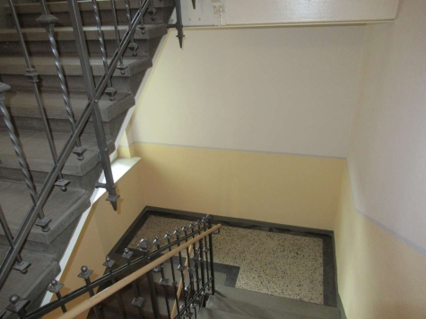 Großzügige 4-Raum-Whg. mit Balkon, Dachterrasse, Whirlpool-Wanne und Tageslichtbad! Vermietet! - Treppenhaus, Metallgeländer (3447)