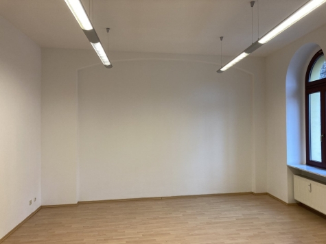 Ab 1.1.27! Zentrumsnahe, moderne Büroräume mit Balkon u. zwei Carport-Stellplätzen! - Büro 2 (7495)