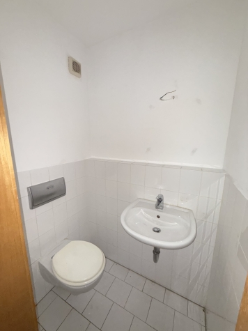 4-Raumwohnung mit Terrasse, Gäste-WC u. TG-Stpl. in ruhiger Lage! Leerstand! - Gäste WC (7641)