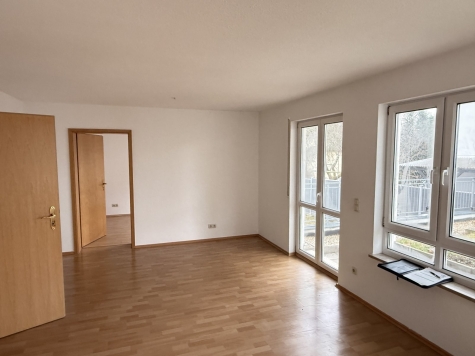 4-Raumwohnung mit Terrasse, Gäste-WC u. TG-Stpl. in ruhiger Lage! Leerstand! - Wohnzimmer (7634)