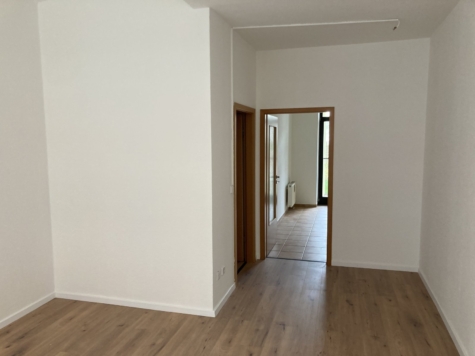 Ab 1.12.! 4-Raum-Wohnung mit Tageslichtbad, Terrasse und Carportstellpl.! - Wohnzimmer (13329)