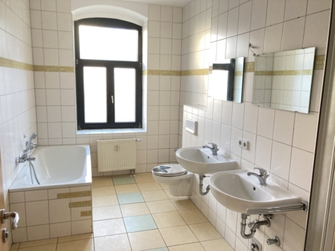Ab 1.12.! 4-Raum-Wohnung mit Tageslichtbad, Terrasse und Carportstellpl.! - Badezimmer (13336)